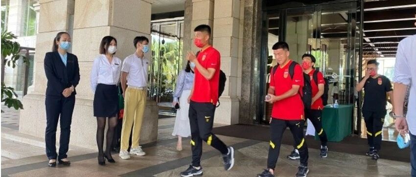 国足乘包机出征西亚，一行108人队伍庞大，航班延误后顺利起飞