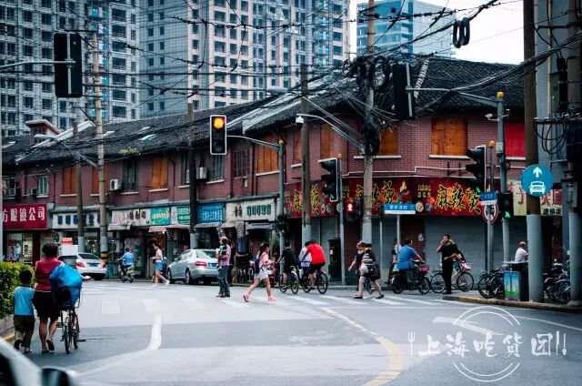 而是因为它有记忆… 现在网红美食层出不穷 也有很多街坊开的老店 躲
