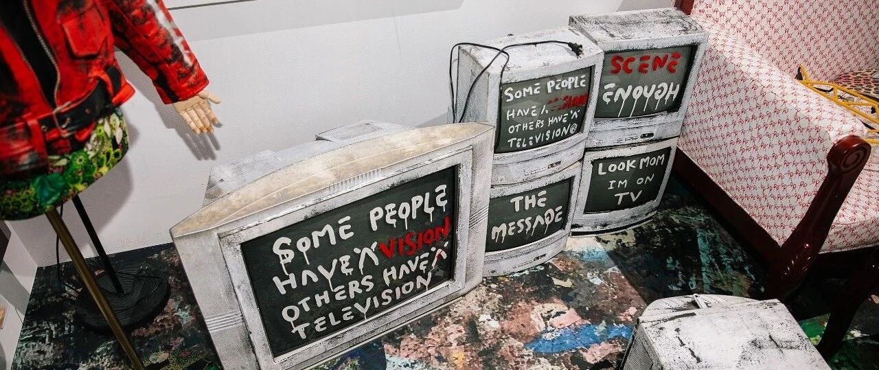 在 GUCCI 床单上剪两个洞，「Gucci Ghost」就这样诞生了