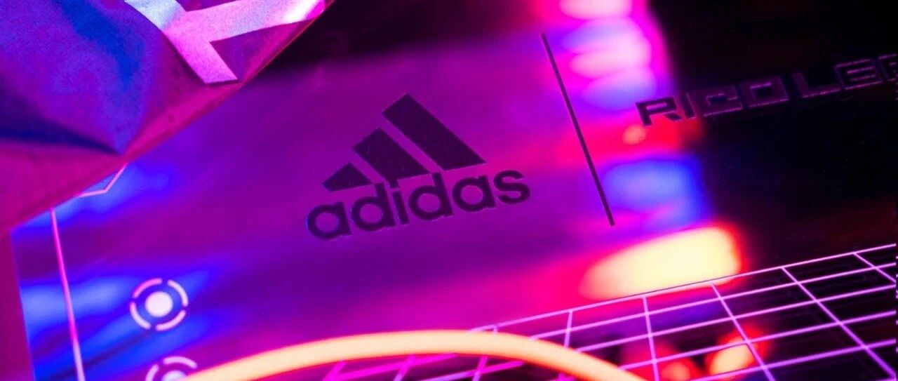 从 adidas 的「时光机」里翻出一件机能夹克…