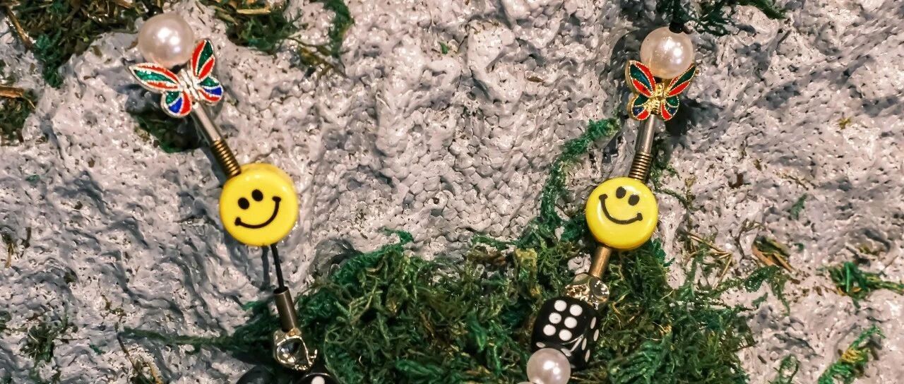 从综艺到街头，一条「火爆项链」背后的年轻故事...