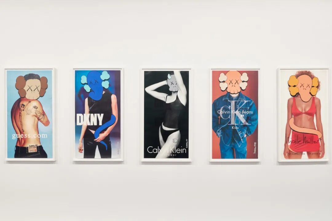 另一方面,kaws 所创作的这些边缘平滑,几乎没有手绘痕迹的涂鸦仿佛