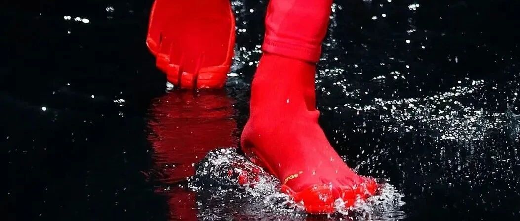 爆款不断的 BALENCIAGA 会让「五趾鞋」成为下一个流行趋势吗？