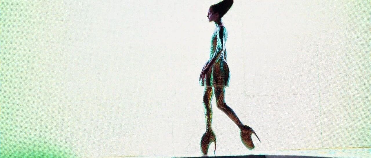 Alexander McQueen 2010 春夏 — 那一束唯一的光