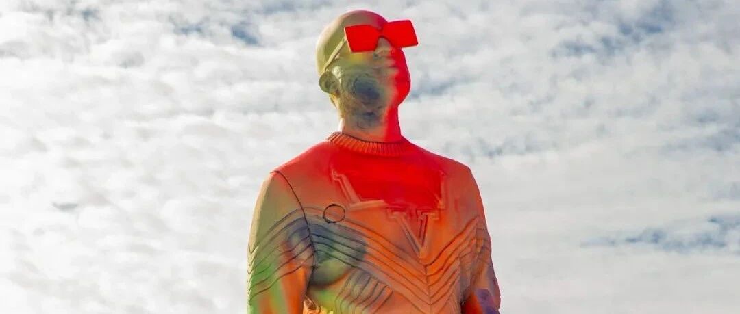 Virgil 巨型雕像现身 LV 大秀，秀场细节像是 3 年前的映射