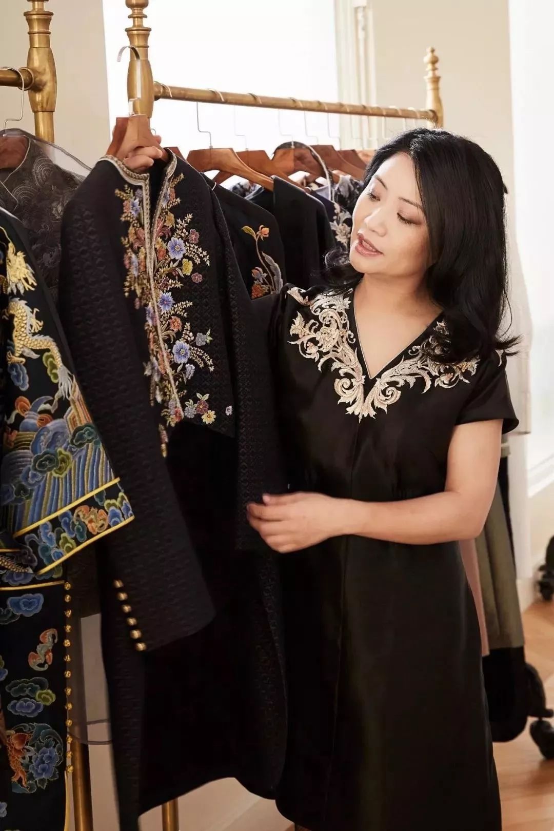 巴黎时装无依透明走秀视频_巴黎时装透明服装展_巴黎大胆透明时装一丝不吊