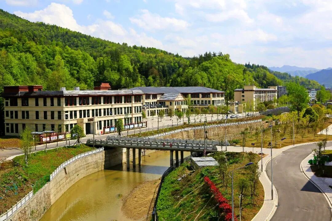 60張絕美大片！久等了，美輪美奐的利川一中！