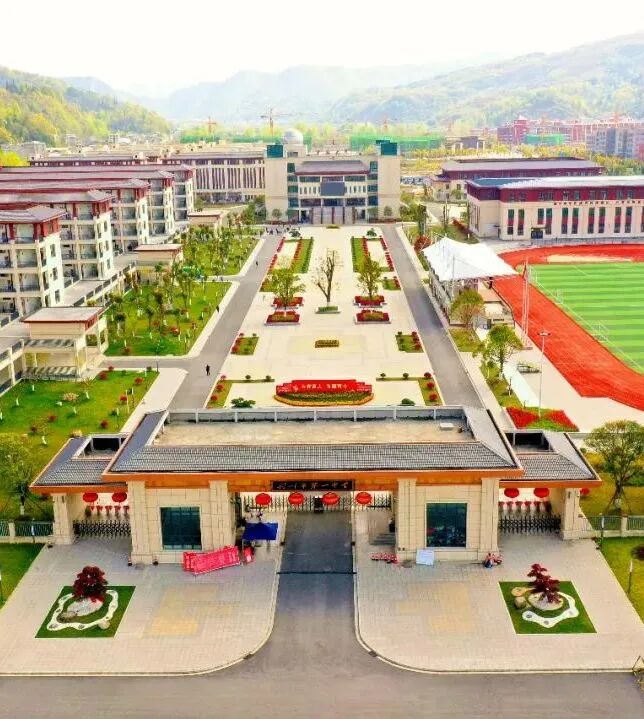 60張絕美大片！久等了，美輪美奐的利川一中！