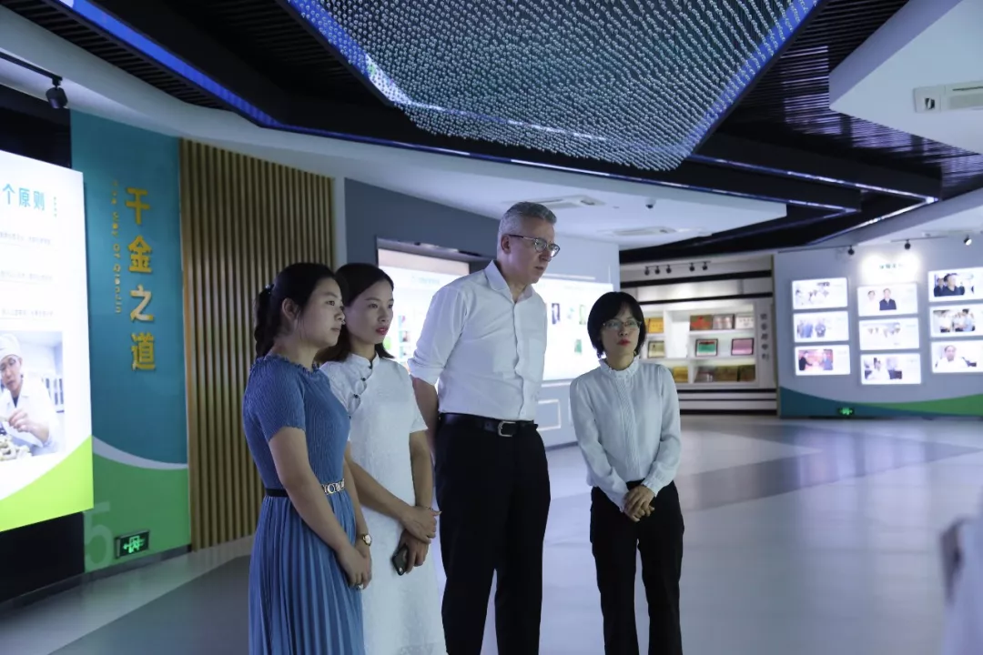 法國仙婷 董事長 千金集團(tuán) 交流 法國仙婷 董事長 千金集團(tuán) 交流