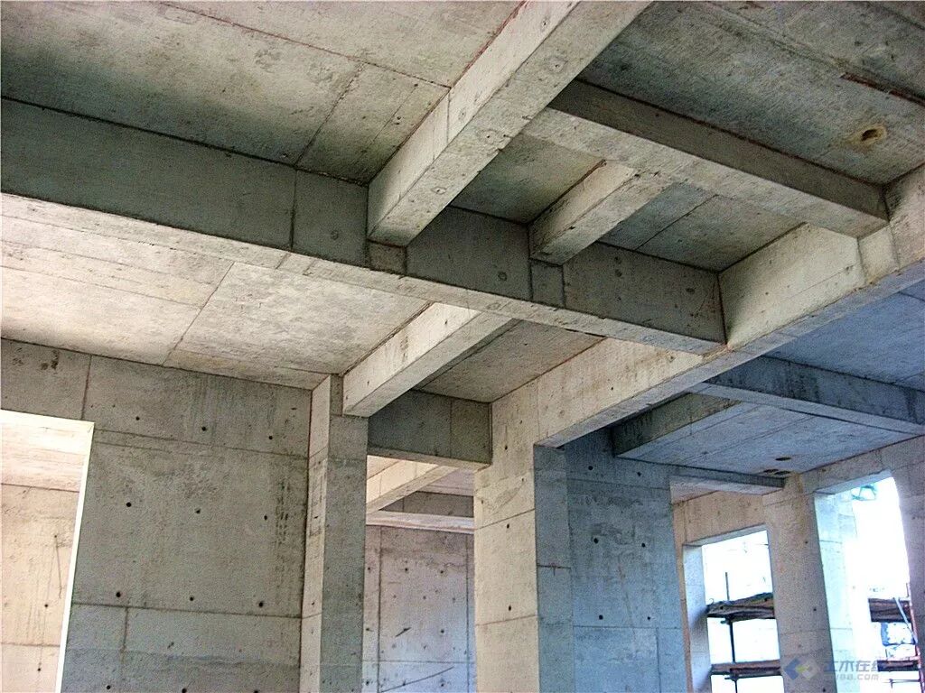 横向和竖向都是由梁和柱组成的框架结构来承重.