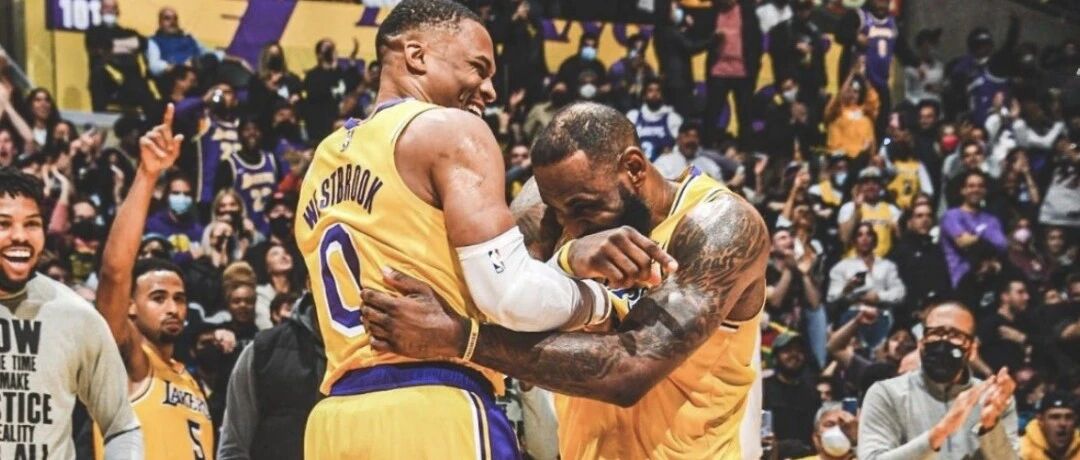 疯了吧！死亡威胁！詹姆斯膝酸，坐板凳吃爆米花