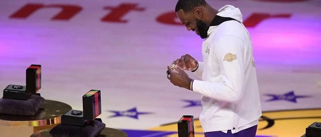 输了！詹姆斯最后8分钟，战略性放弃比赛！