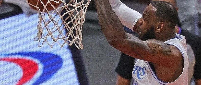 尴尬！詹姆斯被它盖了！散步技术台，很嚣张啊！