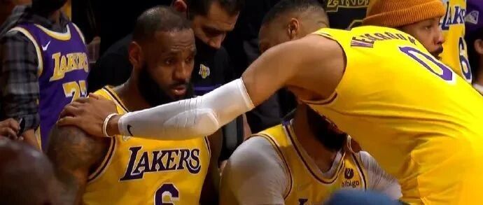 78分！创队史最差！威少又被弃用，不断安慰詹眉