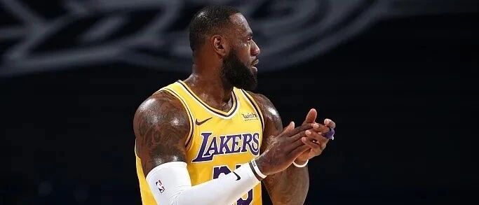 10胜！詹姆斯三分投疯！浓眉玩辫子，湖人破队史记录！