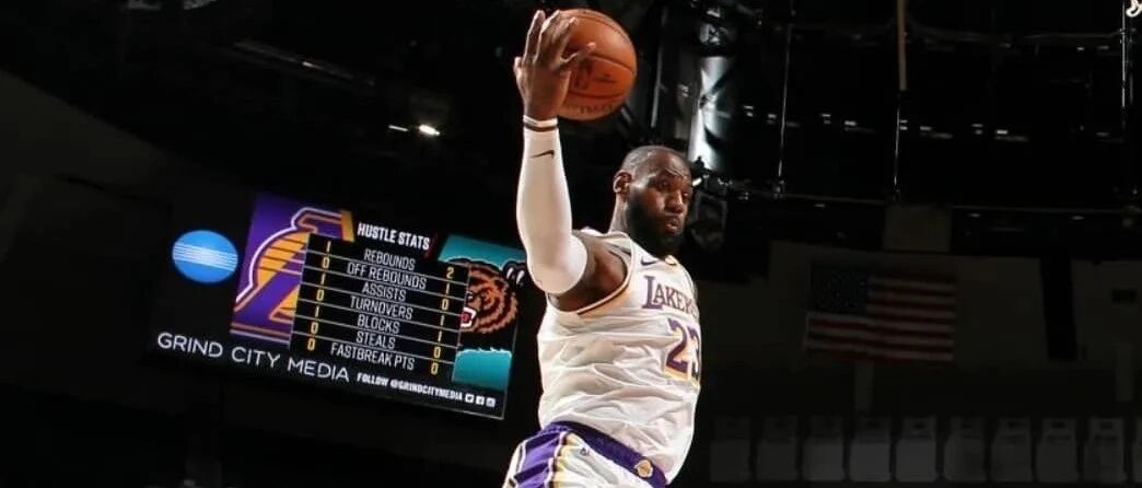 又伤了！脸缝了4针！詹姆斯秀LOGO三分，逆转赢球！