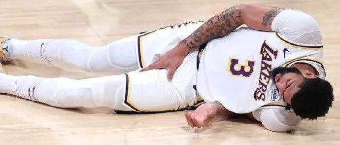 腹股沟拉伤！浓眉中途退场！湖人被太阳扳平了，2-2！