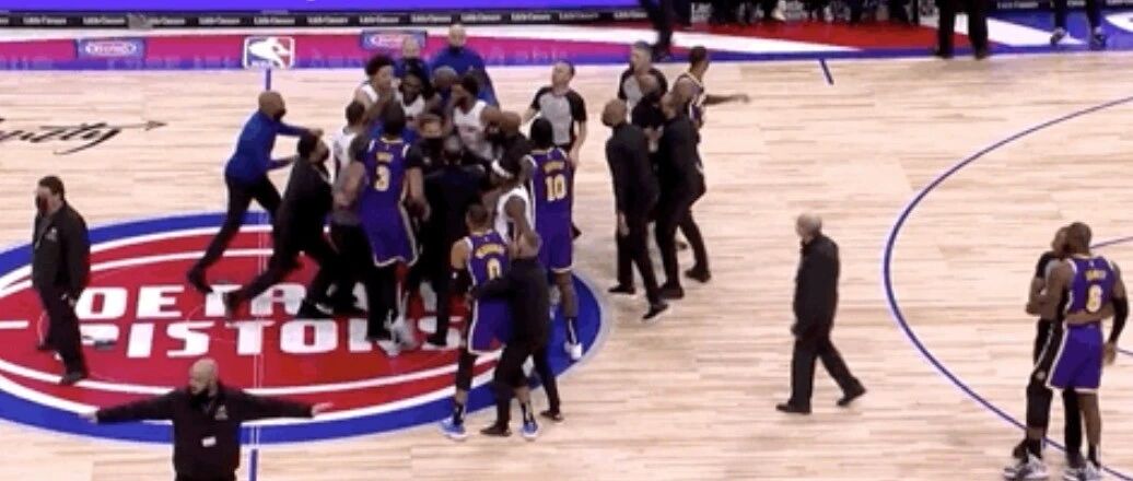 赢了！詹姆斯被驱逐！爆发冲突，拦都拦不住