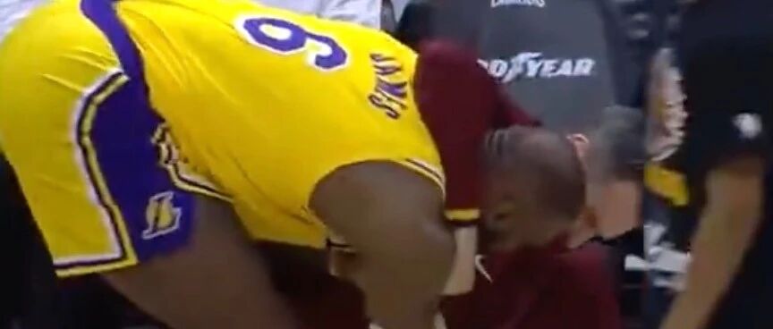 赢了！踢脸+隔扣+被锁喉！詹姆斯38分，第105次三双！