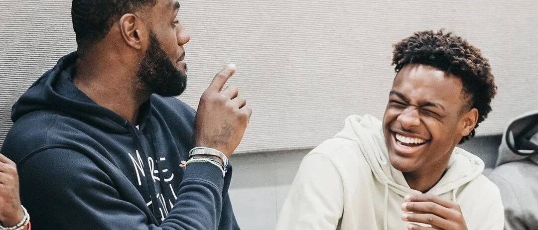 终于！布朗尼出现了！詹姆斯嚣张啊，抱总冠军奖杯出街！