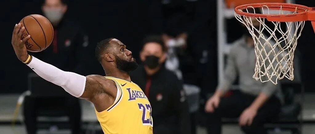 57胜1负！詹姆斯扣坏篮筐，浓眉差点骨折虚惊一场！