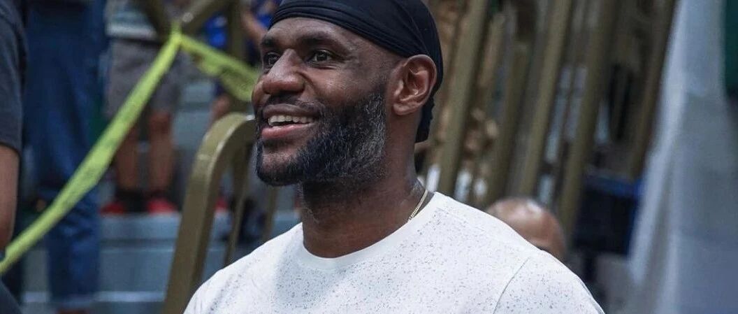 又一湖人中锋离队！三分绝杀不中，詹姆斯转身微笑离开