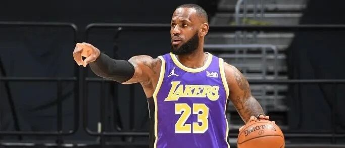 炸了！10分钟肘翻2人！詹姆斯惊天补扣，打翻滑水板！