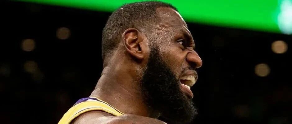 3连败！詹姆斯复出！最后时刻，苦笑发呆