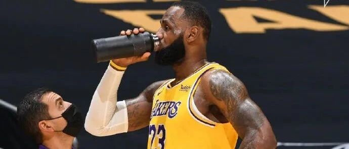 詹姆斯杀死比赛！打了46分钟！累惨了吧！