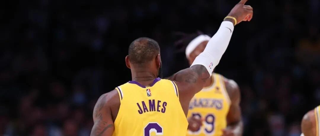 赢了！湖人三巨头71分！威少怒吼，打疯了