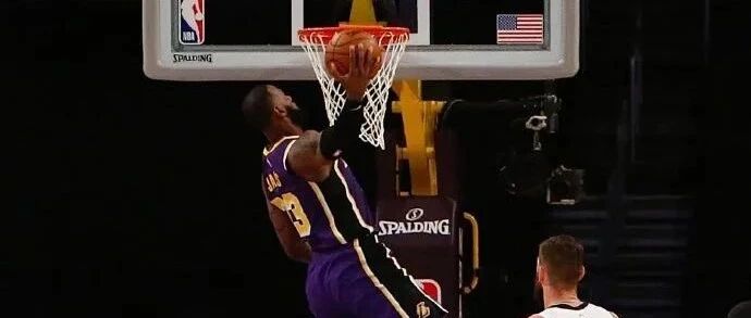 30分超级逆转！詹姆斯这记残暴扣篮，现场重播了10多遍！