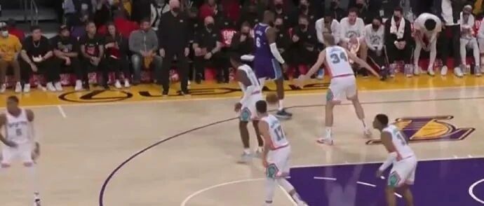 4连败！詹姆斯1打5，替补被爆40分！