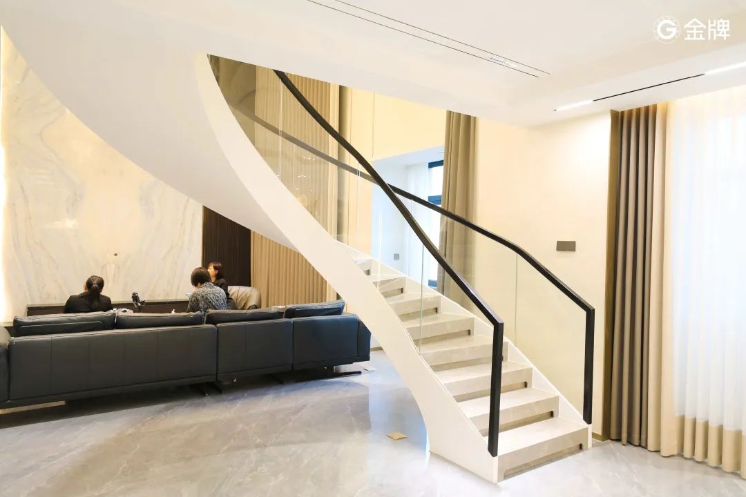living room客厅选用超高挑空设计,既提升了整体颜值,又使视野更加