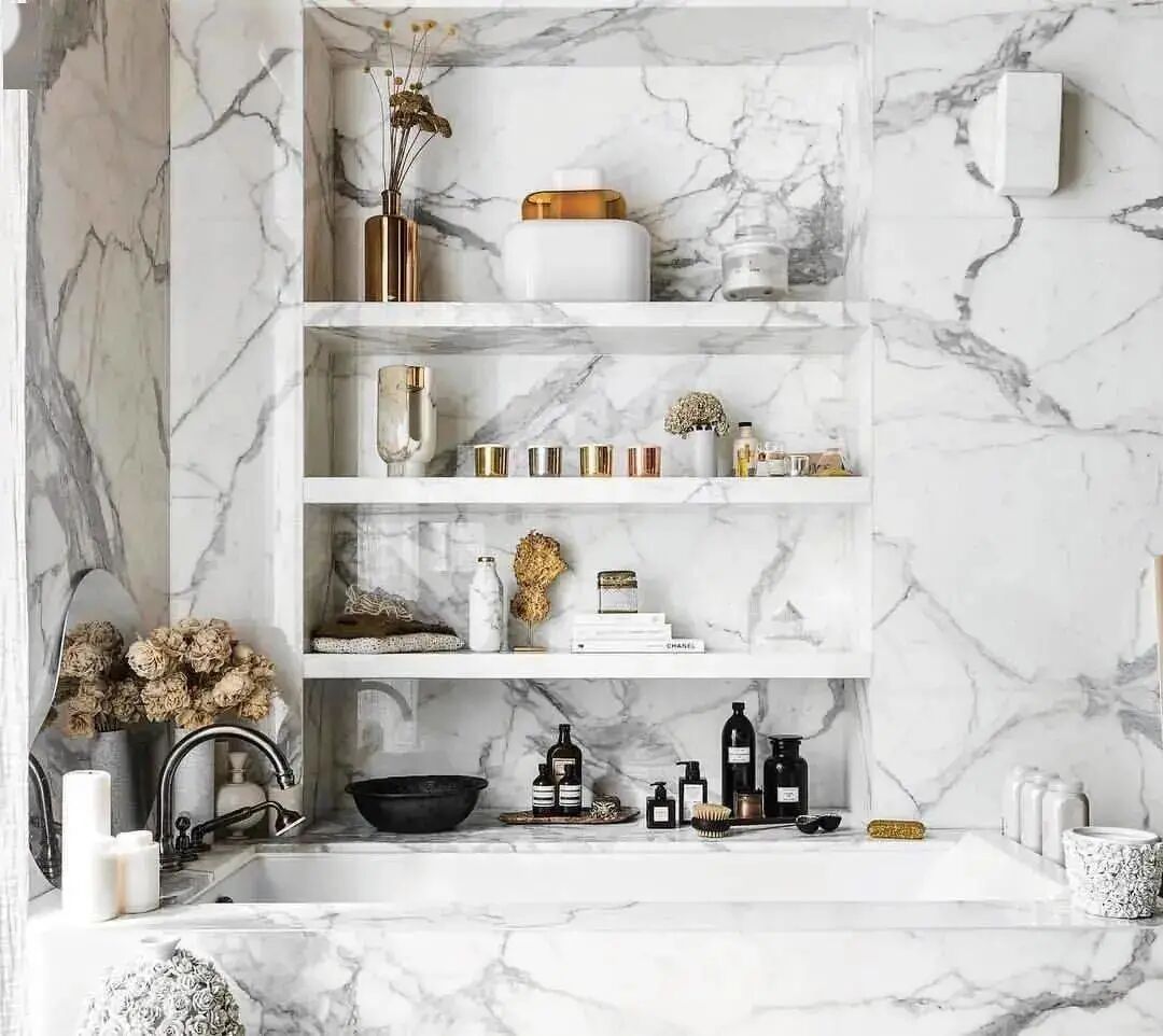 用石材作为壁龛隔板,最大的好处是比较结实耐用,基本不用考虑碎裂的