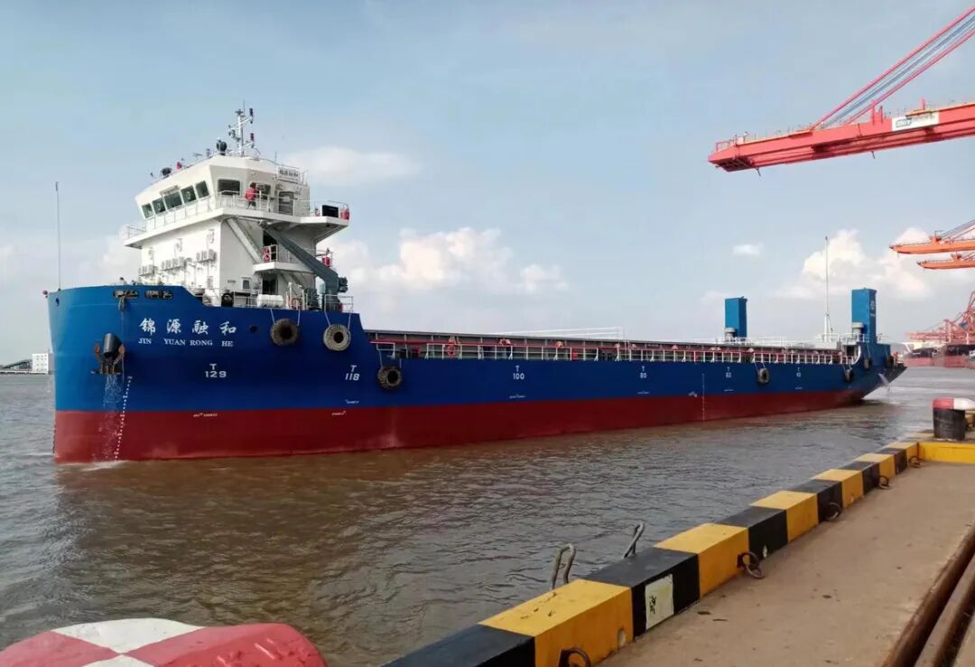 首艘江海直达集装箱船昨首航