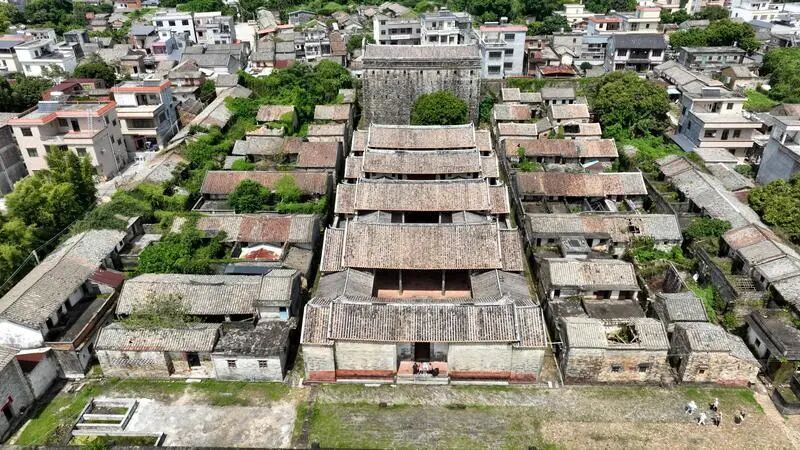 五宅古堡为功武村内标志性建筑，采用广府式建筑格局，是广东省现存规模最大的碉楼式古堡。