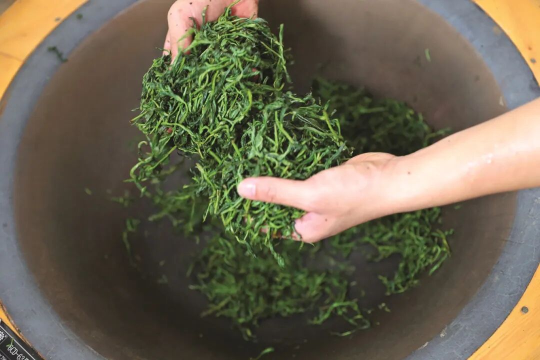 手工炒茶。