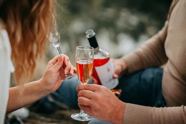 揭秘红酒不能倒满的真相，99%的人都不知道！