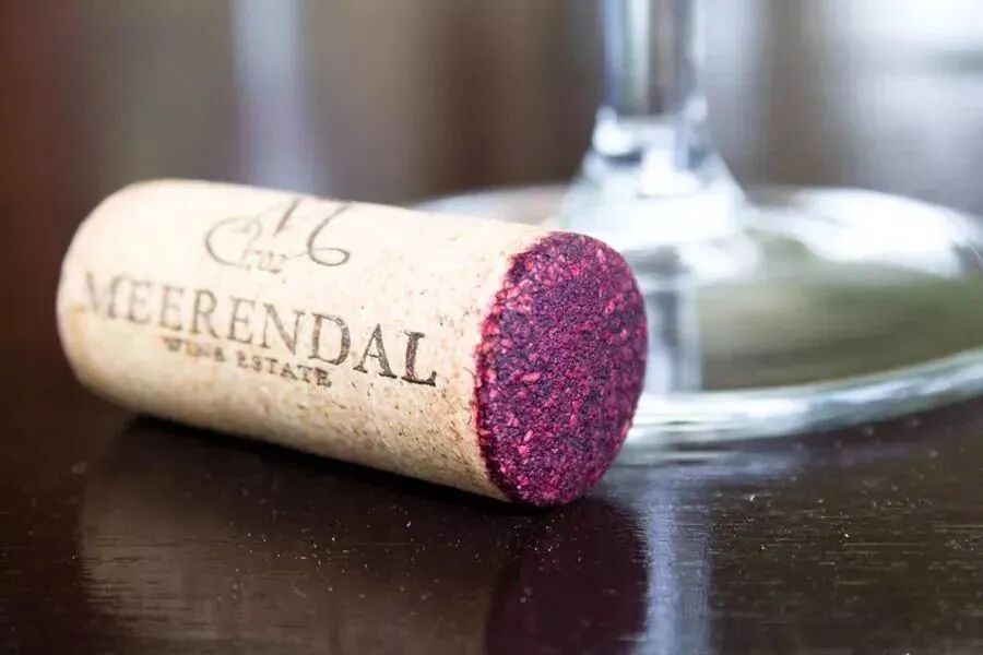 开瓶后的软木塞，透露出葡萄酒哪些信息？