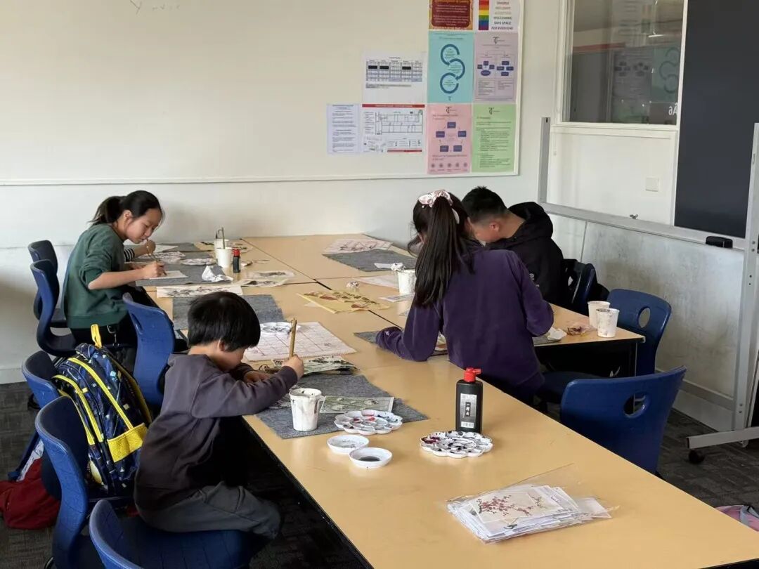 学生在课堂上体验绘画。