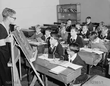 1960年，Camberwell Church of England Grammar School的普通话课堂。教师G. Frances在黑板前授课。