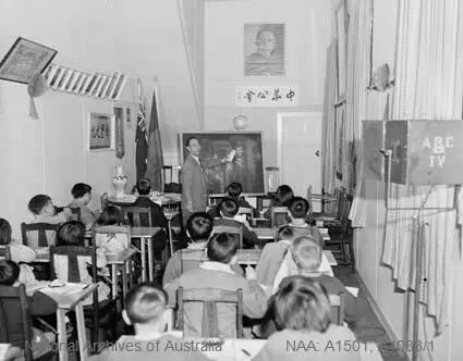 1962年，墨尔本华人公民会的粤语课堂。档案说明课程免费，并由儿童班扩展至成人班。