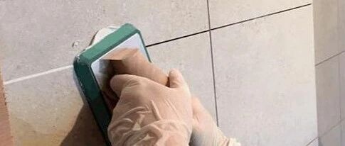 美缝做平的好还是凹的好？外行人因不懂而上当，完工后全是刮痕！