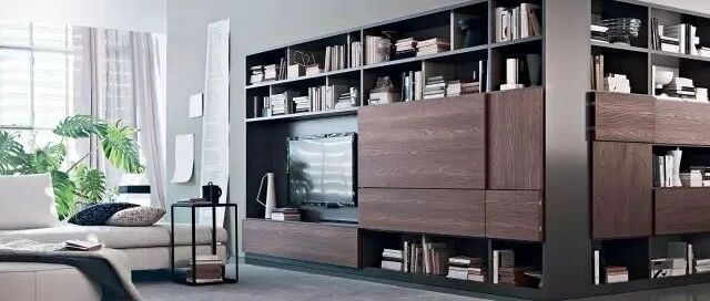 电视墙已经OUT了，现在都这么放电视！