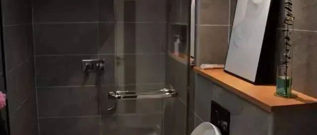 卫生间做收纳，砌个10cm薄墙，什么都能放，一点不比壁龛差！