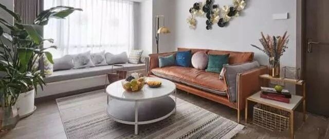 巧用落地窗，少买一组沙发，太聪明了！