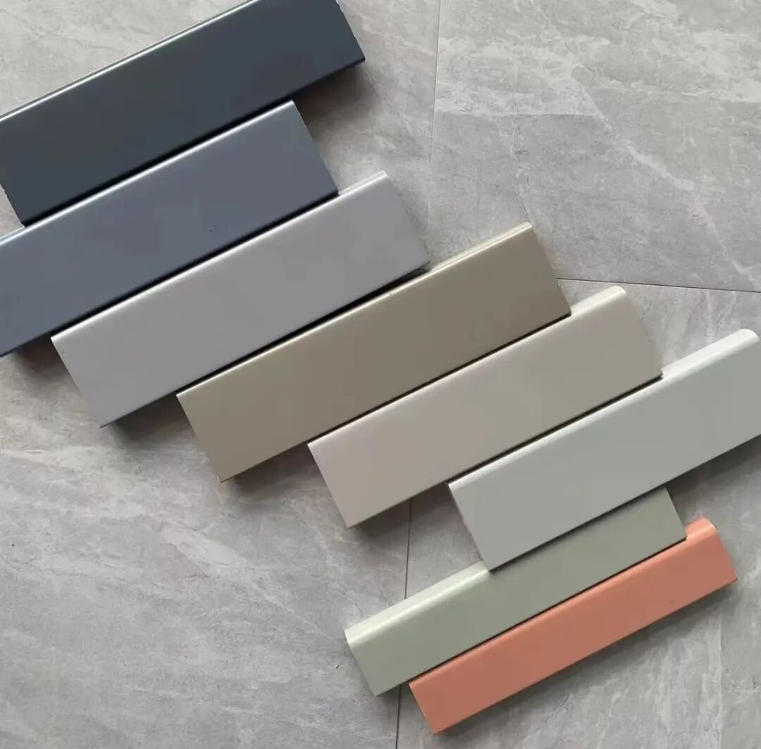 木地板踢腳線膠_地板與踢腳線的搭配_地板與踢腳線有1cm縫隙