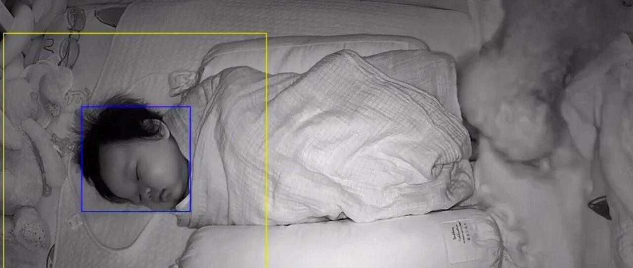 监控中看宝宝的脚没盖好，进屋却发现已经盖好了，回看监控才发现...