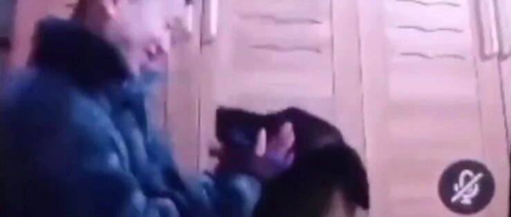 上网课撸狗时被老师提问，小男孩一个动作...网友集体笑翻：果然爱会消失！