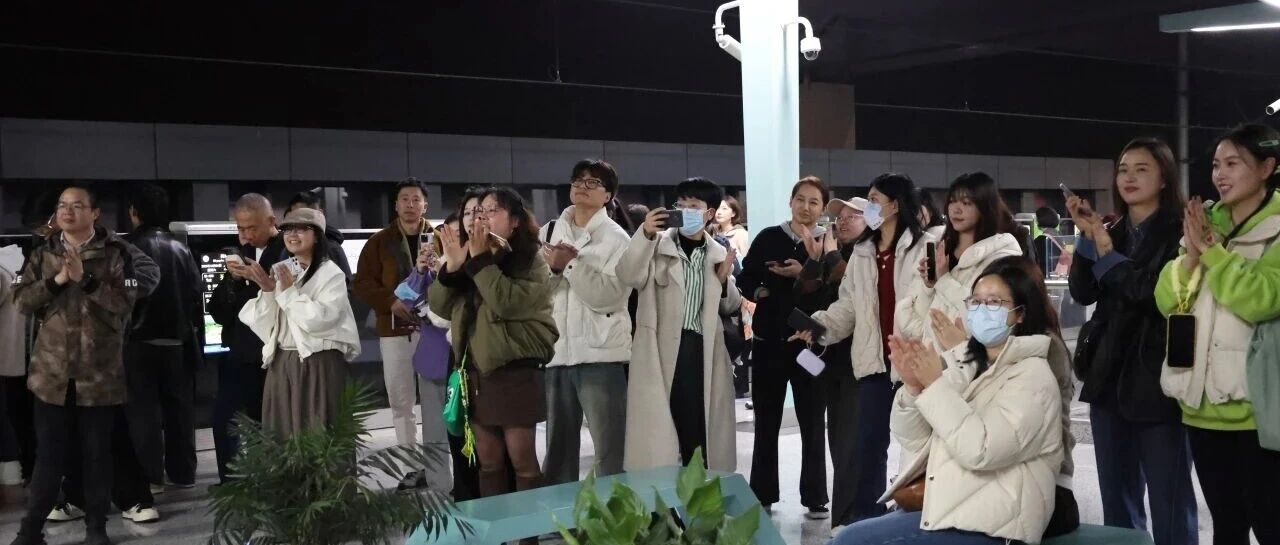 陈小春演唱会刚结束,宁波地铁站里突然开始……